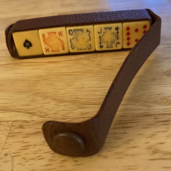 Antique/Bakelite;Ivory Bone;Cream Tone, Set of 5 Standard Size Playing Dice. - Picture 2 of 2